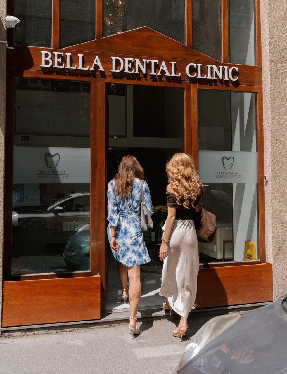 A Bella Dental rendelő bejárata Budapesten